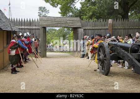 Englische Reenactor Soldaten stehen stramm am Eingangstor von James Fort Stockfoto