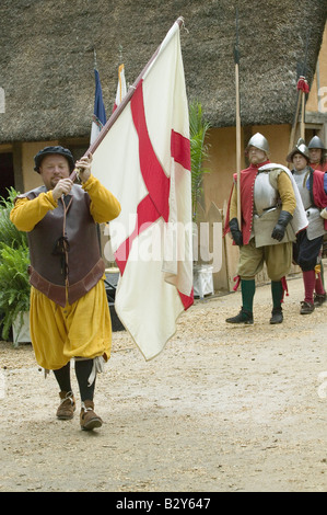 Englische Reenactor Soldaten bewachen an James Fort, Siedlung Jamestown, Virginia, 4. Mai 2009 Stockfoto