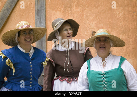 Weiblichen englischen Kolonisten an James Fort, Siedlung Jamestown, Virginia, 4. Mai 2007 Stockfoto