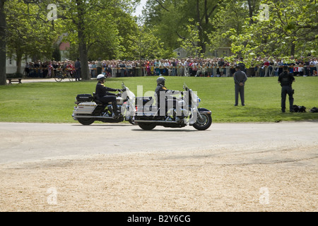 Zwei Motorrad-Polizisten vor Gouverneurspalast in Williamsburg, Virginia Stockfoto