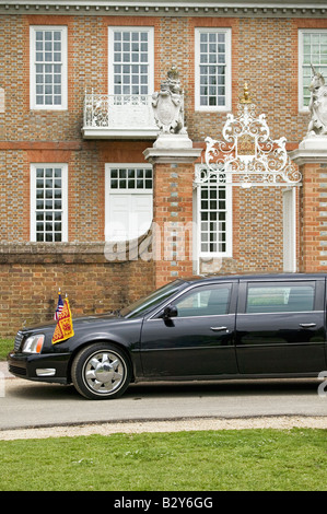 Schwarze Presidential Limo und amerikanische Flagge auf der Vorderseite des Fahrzeugs Cadillac am Palast des Gouverneurs in Williamsburg, VA Stockfoto