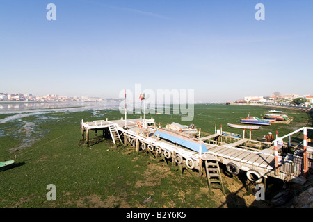 Kleine hölzerne Pier in Arrentela, Bay Seixal, Portugal Stockfoto