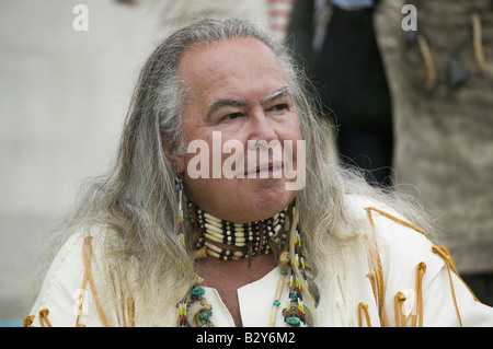 American Indian posiert vor VA State Capitol, Richmond VA, Stockfoto