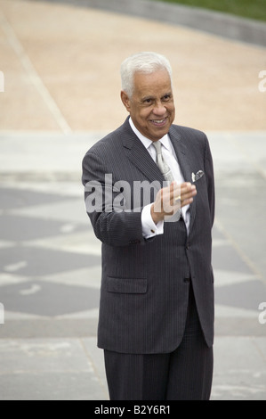 Ehemaliger Gouverneur Douglas Wilder und Richmond VA Bürgermeister winken um drängen sich vor der VA State Capitol Stockfoto