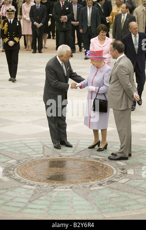 Ehemaliger Gouverneur L. Douglas Wilder und Richmond VA Bürgermeister Gruß Königin Elizabeth II, Königin von England Stockfoto