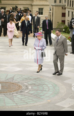 Königin Elizabeth II, Königin von England und VA Gouverneur Timothy M. Kaine zu Fuß vor dem Staatssiegel Stockfoto