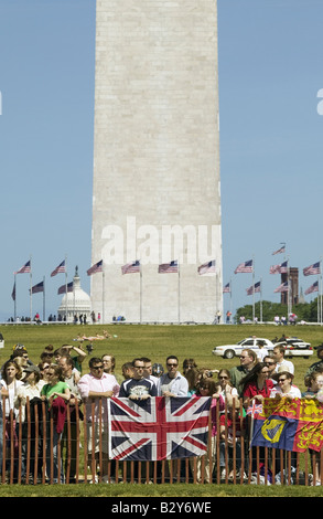 British Union Jack Flagge von Menschenmassen vor dem Washington Monument angezeigt wird Stockfoto