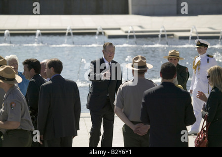 Der ehemalige Präsident George H.W. Bush Interaktion mit behinderten Veteranen des zweiten Weltkriegs an der National World War II Memorial Stockfoto
