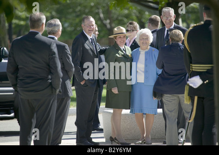 George H.W. Bush und Barbara Bush vor National World War II Memorial, Washington, DC Stockfoto