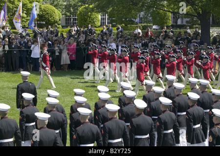 Die US-Armee alte Garde Fife und Drum Corps marschieren auf dem South Lawn Stockfoto