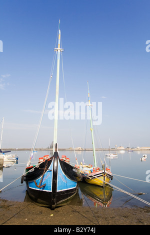 Schließlich geben Sie Boot "Amoroso" (links) und Bote-de-Fragata "Baia do Seixal" (rechts). Traditionelle Tejo Boote in Seixal, Portugal Stockfoto