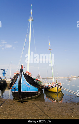 Warino Boot "Amoroso" (links) und Bote-de-Fragata "Baia do Seixal" (rechts). Traditionelle Tejo Boote in Seixal, Portugal Stockfoto
