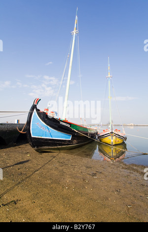 Warino Boot "Amoroso" (links) und Bote-de-Fragata "Baia do Seixal" (rechts). Traditionelle Tejo Boote in Seixal, Portugal Stockfoto