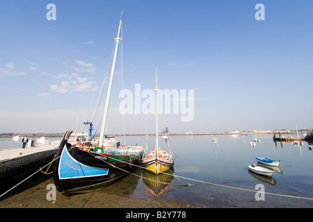 Warino Boot "Amoroso" (links) und Bote-de-Fragata "Baia do Seixal" (rechts). Traditionelle Tejo Boote in Seixal, Portugal Stockfoto