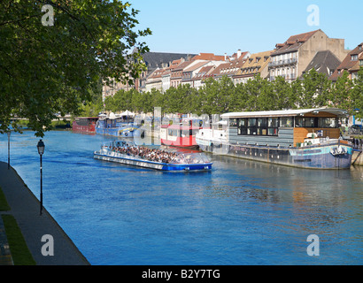 AUSFLUGSSCHIFF AUF ILL-FLUSSES UND LASTKÄHNE AM QUAI DES PECHEURS KAI STRAßBURG ELSASS FRANKREICH Stockfoto