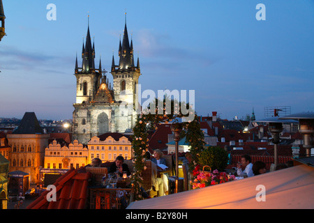 Ein späten Abend erhöhten Blick auf die beleuchtete Türme der Frauenkirche vor Tyn und dem Altstädter Ring in Prag Stockfoto