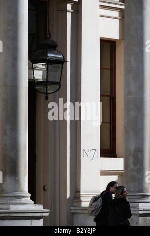 Junge Touristen paar vorbei an Oxford und Cambridge Club 71 Pall Mall, London, England Stockfoto