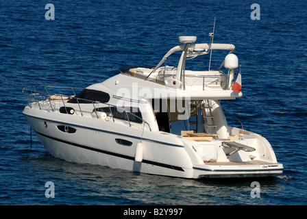 Kleines Luxus-Motoryacht im Mittelmeer Stockfoto