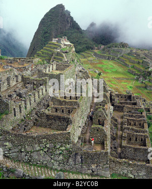 Blick über die militärische Viertel Machu Picchu zum Observatorium mit Hitching post der Sonne und Berge von vilcabamba Stockfoto