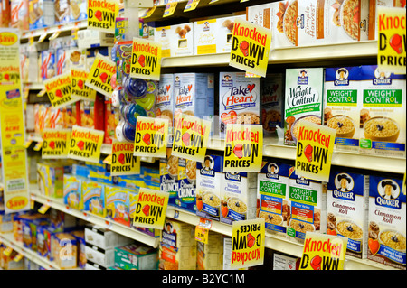 Verkauf Einzelteile auf dem Regal eines Supermarktes angezeigt Stockfoto