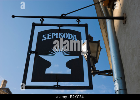 Schmiedezeichen hängen vor einem Geschäft in der Altstadt von Tallinn, Estland. Diese Art der Zeichen ist in der ganzen Stadt verbreitet. Stockfoto