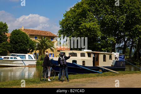 Touristen, Radfahren in der Nähe des Canal du Midi, Le Somail, Languedoc-Roussillon, Frankreich Stockfoto