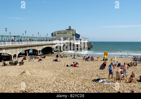 Pier und Strand von Bournemouth Seaside resort südlichen England UK Stockfoto