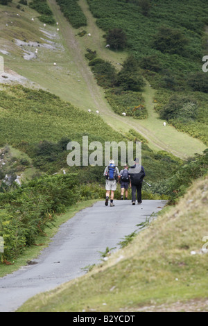 Wanderer auf Panorama-Fahrt Llangollen Wales Offa eindeichen Pfad Langstrecken-Wanderweg Stockfoto