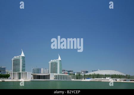 Blick über Olivais Dock die Pavilhao de Portugal (links), Centro Vasco de Gama und Pavilhao Atlantico, Lissabon, Portugal. Stockfoto