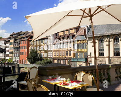 CAFE TERRASSE UND FACHWERKHÄUSER LA PETITE FRANCE STRASBOURG ELSASS FRANKREICH EUROPA Stockfoto