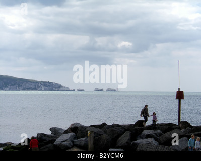 Die Nadeln und die Isle of Wight mit Figuren im Vordergrund Hampshire England Großbritannien Stockfoto