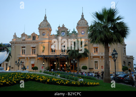 Casino von Monte Carlo in Monaco in der Abenddämmerung Stockfoto