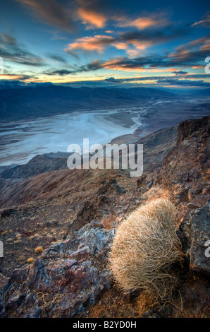 Sonnenuntergang Himmel über Death Valley von Dantes auf einer Höhe von 5500 Füße gesehen. Stockfoto