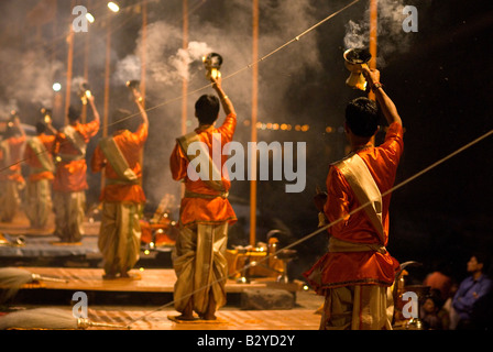 Ganga Aarti Zeremonie am Dasaswamedh Ghat Stockfoto