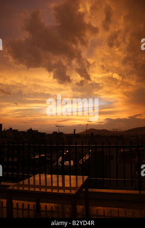 Nach einem Gewitter auf einer Terrasse in Piräus, Griechenland Stockfoto