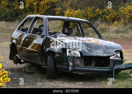 Schrott Ford Fiesta mit Schuss Pistole geschossen Stockfoto