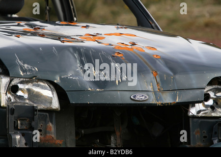 Schrott Ford Fiesta mit Schuss Pistole geschossen Stockfoto