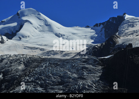 Die elegante Eis bedeckten Gipfel des das Allalinhorn (links) mit der Feeschopf auf der rechten Seite in den Schweizer Alpen, oberhalb von Saas-Fee Stockfoto