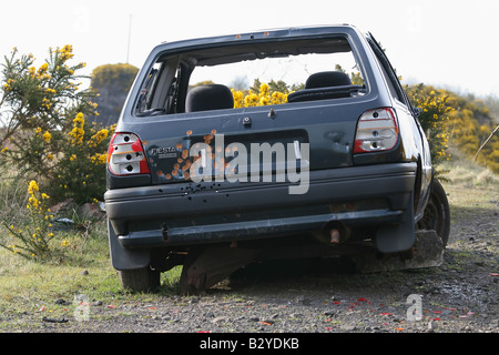 Schrott Auto Ford Fiesta mit Schuss Pistole geschossen Stockfoto