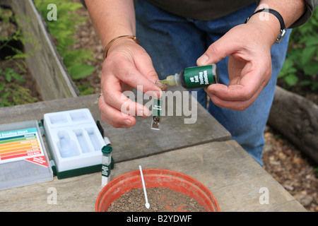 PH-SOILTESTING Schritt 3 hinzufügen den pH TEST Lösung bis zu THE MARK Stockfoto