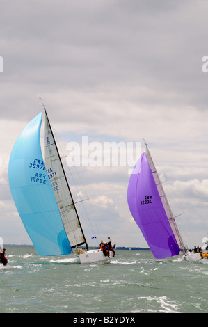 Windrichtung Segeln J122 asymmetrische Segel Satz Segeln Cowes Woche Isle Of Wight Stockfoto