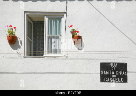 Offenes Fenster in der Rua de Santa Cruz do Castelo, Lissabon, Portugal. Stockfoto