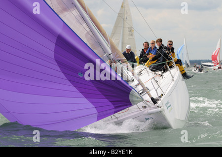 in Windrichtung Segeln J122 asymmetrische Segel Satz Segeln Cowes Woche Isle Of Wight-Crew auf der Backbordseite Stockfoto