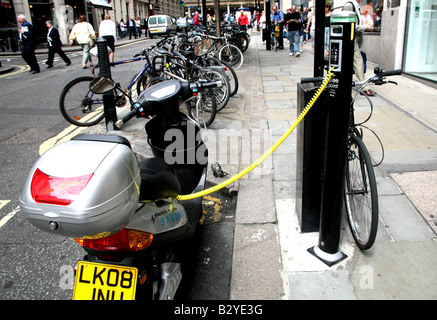 Elektro-Roller am Ladepunkt in London Straße Stockfoto