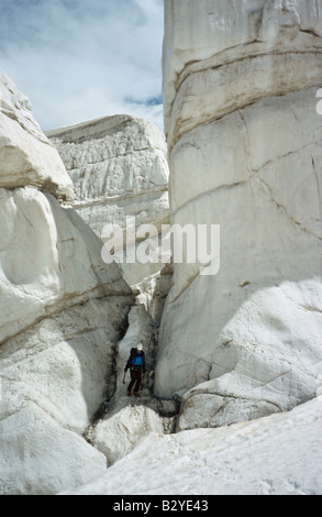 Kletterer in einem Schlitz zwischen massiven Seracs am Bashkara Gletscher im Adil-Su Valley, Nord-Kaukasus Stockfoto