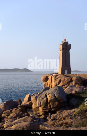 Sonnenuntergang über Felsen und Leuchtturm am Pars Kamor Ploumanach Breton Corniche Côte de Granit Rose Cotes d Armor Bretagne Frankreich Eur Stockfoto