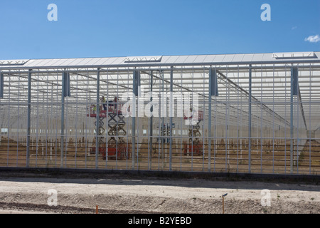 Arbeitnehmer auf erhaben Plattformen bauen als Neuentwicklung Gewächshaus Manston in Kent Stockfoto