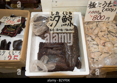 Große Stücke von schwarzen Walfleisch zum Verkauf an Karato Fischmarkt, Shimonoseki, Japan. Stockfoto