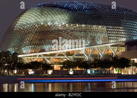 Leuchtende Hülle des "The Esplanade Concert Hall", Singapur Stockfoto