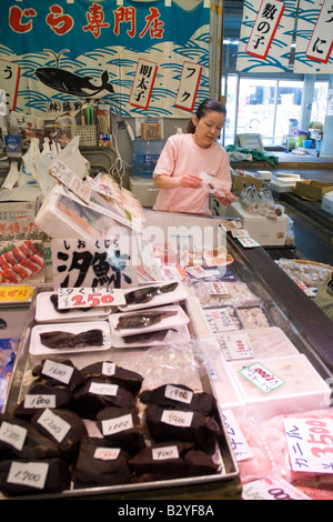 "Walfleisch zum Verkauf an Karato Fischmarkt, Shimonoseki, Japan. Das Bild auf dem Stoff auf der Rückseite sagt alles " Stockfoto